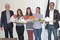 Unter der Leitung ihres Lehrers Oliver Kunkel (rechts) präsentierten (von links) Alisha Kriger, Anne Büttner und Maja Katz am Beispiel eines Anwesens am Weiher dem Wasserlöser Gemeinderat ihre Visionen über die Sanierung und einer möglichen späteren Nutzung. Bürgermeister Anton Gößmann (links) zeigte sich von den Ideen des Projektseminars der Walter-Rathenau-Gymnasiums sehr angetan und lobte das Engagement der Schülerinnen.