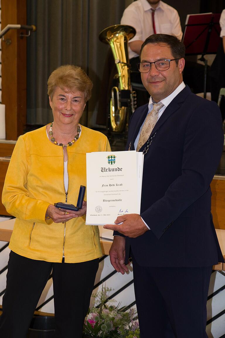 Hedi Kraft (links) bekam von Bürgermeister Martin Horn die Bürgermedaille ausgehändigt.