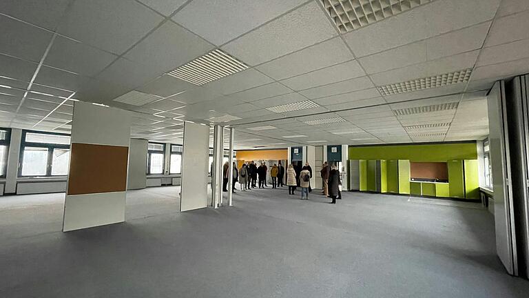 Platz ohne Ende: Die Klassenzimmer ließen sich mit Trennwänden unterteilen. Platz ohne Ende: Die Klassenzimmer ließen sich mit Trennwänden unterteilen.