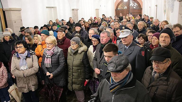 ham-rr-Denkort-5       -  Weit mehr als hundert Menschen nahmen an der Gedenkfeier im Rathaus-Durchgang teil.