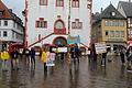 Gegen die Gefährdung der Grundrechte im Rahmen der Maßnahmen um die Corona-Pandemie demonstrierten auf dem Karlstadter Marktplatz rund 20 Personen bei hefigen Windböen und Regengüssen.