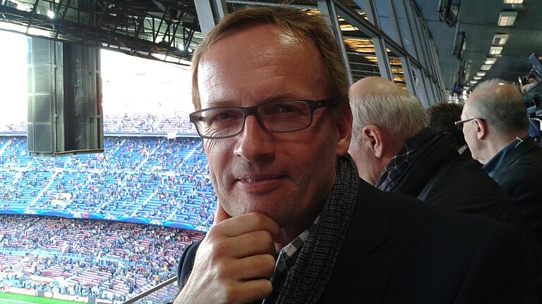 Ein Traum ging in Erfüllung: Hans Strauß bei der Arbeit als Reporter unter dem Dach von Camp Nou, dem eindrucksvollen Stadion des FC Barcelona.&nbsp;