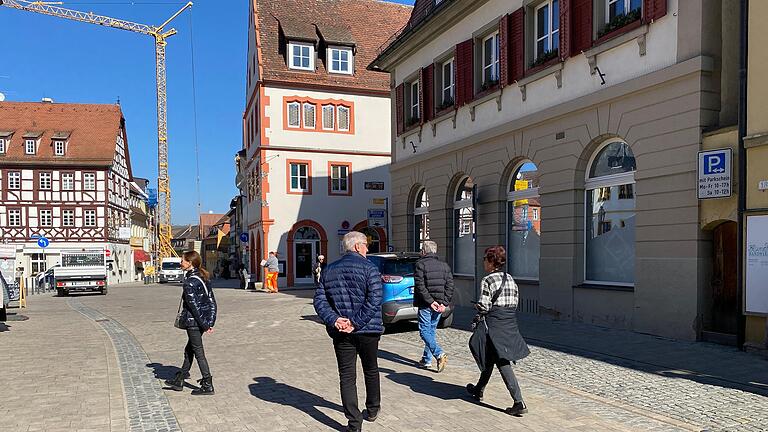 In der Volkacher Altstadt, vor der Bauverwaltung der VG Volkach (rechts), entsteht auf zwei Parkplätzen ein „Kulinarischer Streetfood-Parkplatz“ für wechselnde Foodtrucks. Von dort blickt man auf den Volkacher Marktplatz schräg gegenüber.