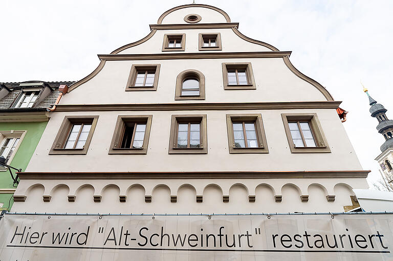 Das alte denkmalgeschützte Bürgerhaus in der Burggasse 17 im Stadtteil Zürich wurde aufwendigst saniert. Das alte denkmalgeschützte Bürgerhaus in der Burggasse 17 im Stadtteil Zürich wurde aufwendigst saniert.