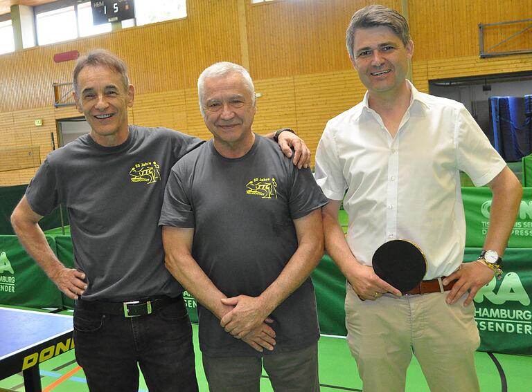 Horst Sendelbach (Bildmitte) wurde zum Ehrenmitglied des TTC Mellrichstadt ernannt. Links der 1. TTC-Vorsitzende Josef van Eckert und rechts Bürgermeister Michael Kraus. Horst Sendelbach (Bildmitte) wurde zum Ehrenmitglied des TTC Mellrichstadt ernannt. Links der 1. TTC-Vorsitzende Josef van Eckert und rechts Bürgermeister Michael Kraus.