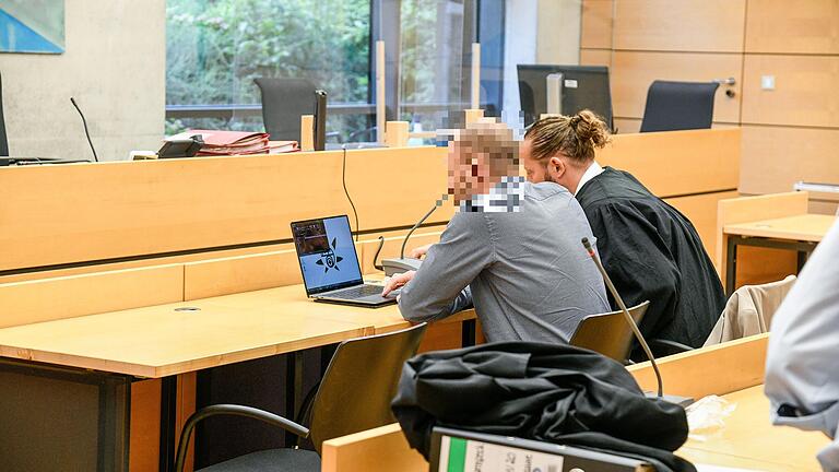 Urteil verworfen: Ein Prozess gegen die Betreiber der Würzburger Cannameleon-Shops muss wiederholt werden. Im Bild der Cannameleon-Chef mit Rechtsanwalt Norman Jacob am Landgericht Würzburg (Archivbild). Urteil verworfen: Ein Prozess gegen die Betreiber der Würzburger Cannameleon-Shops muss wiederholt werden. Im Bild der Cannameleon-Chef mit Rechtsanwalt Norman Jacob am Landgericht Würzburg (Archivbild).