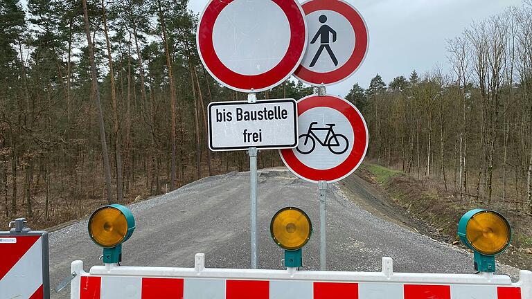 Die rot-weißen Baken und Durchfahrtsverbote begleiten die Autofahrer in der Region entlang der A3 seit vielen Monaten. Die Freude über jede wegfallende Sperrung ist deshalb groß (Symbolfoto).