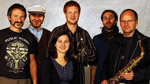 MSP-Jazz-Wizzards auf der Kellerbühne - (hr) Da das Konzert der MSP-Jazz-Wizzards im vergangenen Jahr so toll besucht war, gibt es heuer eine Fortsetzung. Die Präsentation von funky Jazz- und Popsongs begeisterten das Publikum. Die MSP-Jazz-Wizzards tüftelten weiter an diesem Programm und werden am Freitag, 30. November, ab 20 Uhr auf der Lengfurter Kellerbühne neben Stücken von Jeff Lorber, Pee Wee Ellis, Weather Report auch Eigenkompositionen von Keyboarder Michael Hauck, Trompeter Andy Eyrich und Bassist Tobias Pawlick spielen. Mit dabei ist wieder Sängerin Tanja Rösch die unter anderem Songs von Randy Crawford und Joss Stone interpretieren wird. Von links: Michael Hauck (Keyboards), Tobias Pawlick (Bass, Gitarre), Tanja Rösch (Gesang), Andy Eyrich (Trompete, Gesang), Peter Sebold (Schlagzeug) und Ulf Hannig (Saxofon). MSP-Jazz-Wizzards auf der Kellerbühne - (hr) Da das Konzert der MSP-Jazz-Wizzards im vergangenen Jahr so toll besucht war, gibt es heuer eine Fortsetzung. Die Präsentation von funky Jazz- und Popsongs begeisterten das Publikum. Die MSP-Jazz-Wizzards tüftelten weiter an diesem Programm und werden am Freitag, 30. November, ab 20 Uhr auf der Lengfurter Kellerbühne neben Stücken von Jeff Lorber, Pee Wee Ellis, Weather Report auch Eigenkompositionen von Keyboarder Michael Hauck, Trompeter Andy Eyrich und Bassist Tobias Pawlick spielen. Mit dabei ist wieder Sängerin Tanja Rösch die unter anderem Songs von Randy Crawford und Joss Stone interpretieren wird. Von links: Michael Hauck (Keyboards), Tobias Pawlick (Bass, Gitarre), Tanja Rösch (Gesang), Andy Eyrich (Trompete, Gesang), Peter Sebold (Schlagzeug) und Ulf Hannig (Saxofon).