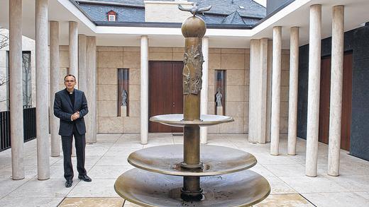 Im Innenhof des Bischofshauses: Franz-Peter Tebartz-van Elst, Bischof von Limburg Im Innenhof des Bischofshauses: Franz-Peter Tebartz-van Elst, Bischof von Limburg