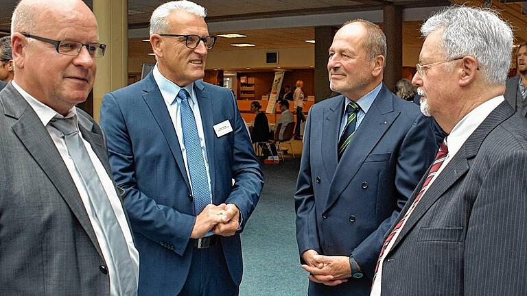 Viel zu erzählen: Michael Weiß, geschäftsführender Beamter der Stadt (von links), und Bürgermeister Bruno Altrichter im Gespräch mit Jörg Rieger, dem früheren Geschäftsführer der Psychosomatischen Klinik, und dem Gründer des Rhönklinikums, Eugen Münch.