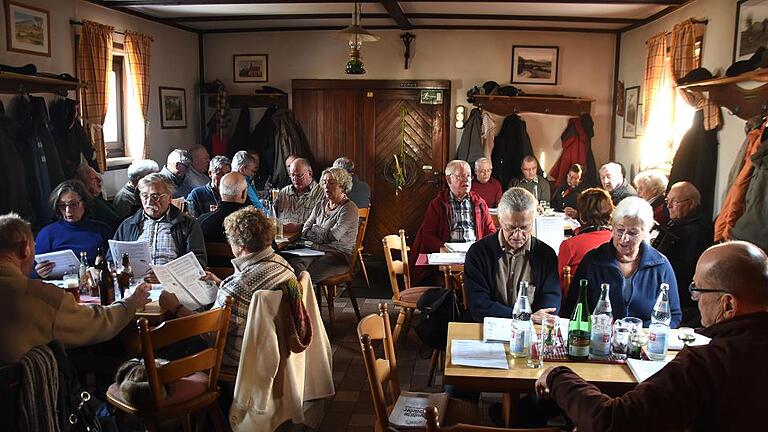 Treue Sänger und zufällig vorbeikommende Wanderer: Seit nunmehr 37 Jahren wird jeden Montag in der Milseburghütte gemeinsam gesungen. Treue Sänger und zufällig vorbeikommende Wanderer: Seit nunmehr 37 Jahren wird jeden Montag in der Milseburghütte gemeinsam gesungen.