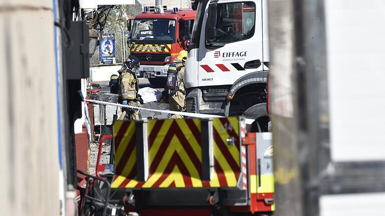 Tote bei Brand in Diskothek in Murcia.jpeg       -  Feuerwehrleute arbeiten vor der Diskothek 'Teatre', in der ein Feuer ausgebrochen war.