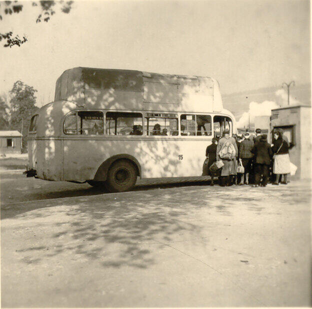 Der Wagen mit der Nummer 15 ist ein Fahrzeug des Herstellers Magirus, Baujahr 1939. Der Gastank auf dem Dach wurde später angebracht.