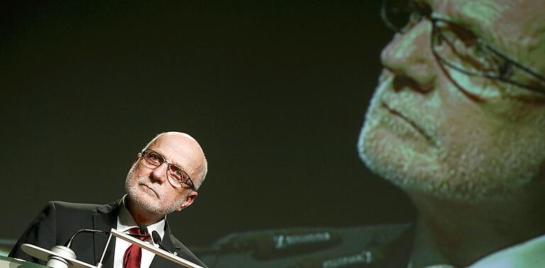 Günther Koch war nach seiner Karriere auch Mitglied im Aufsichtsrat des 1. FC Nürnberg, hier spricht er 2014 auf einer Mitgliederversammlung. Günther Koch war nach seiner Karriere auch Mitglied im Aufsichtsrat des 1. FC Nürnberg, hier spricht er 2014 auf einer Mitgliederversammlung.