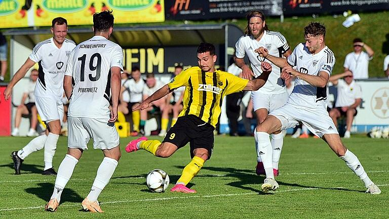 Andreas Jünger (Mitte) von der DJK Vilzing kommt zum Abschluss, bedrängt von Marc Hänschke (von links), Nils Piwernetz, Kristian Böhnlein und Luca Trslic vom FC 05 Schweinfurt.