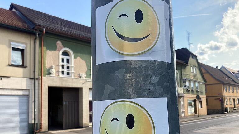 Hier verdecken in der Oberndorfer Hauptstraße Smiley-Aufkleber Aufkleber des 'Der III. Weg'.