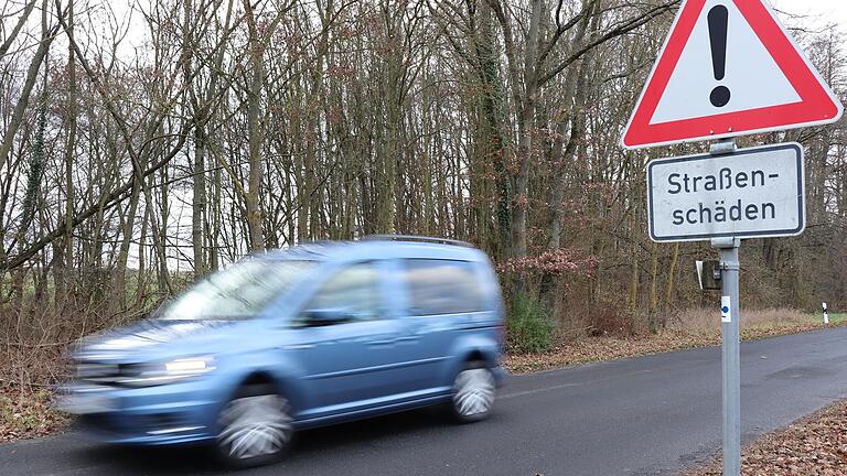 Zermürbt vom Laster-Verkehr: Die KT 24 zwischen Untersambach und Wiesentheid.