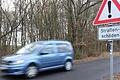 Zermürbt vom Laster-Verkehr: Die KT 24 zwischen Untersambach und Wiesentheid.