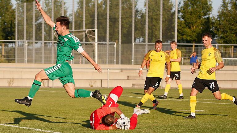 Konstantin Frey (links) springt über Giebelstadts Torwart Julian Eckert (Mitte), der den Ball festhält. Dessen Mitspieler Christian Steinmetz und Hendrik Pregitzer (rechts) beobachten die Szene.