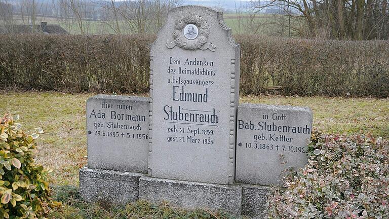 Der Heimatdichter ist auf dem Friedhof in Hellingen begraben. Er starb  am 27. März 1925.