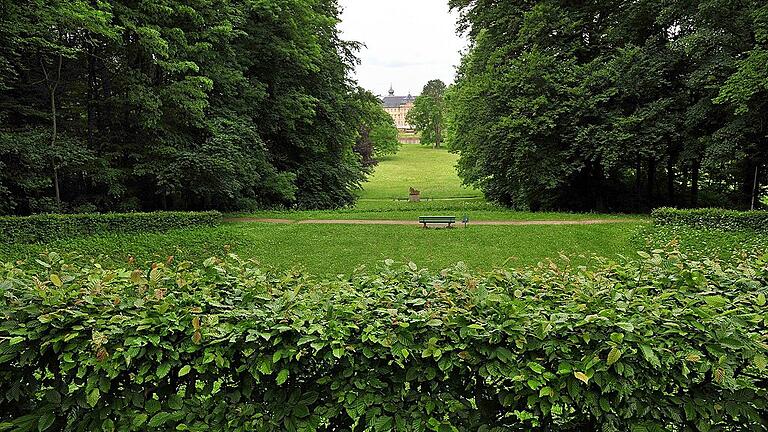 Wie gemalt: Blick vom weitläufigen englischen Garten auf das barocke Schloss in Werneck.