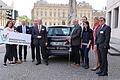 Der Bayerische Blinden- und Sehbehindertenbund bekommt von der Bürgerstiftung ein Auto überreicht. Dies ist eine Förderung aus dem Vorjahr.