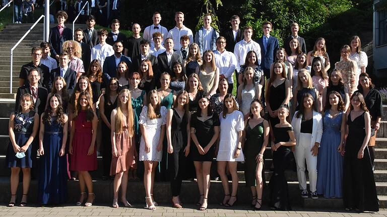 Ein letztes Gruppenfoto: Die Abiturientinnen und Abiturienten des Marktbreiter Gymnasiums.