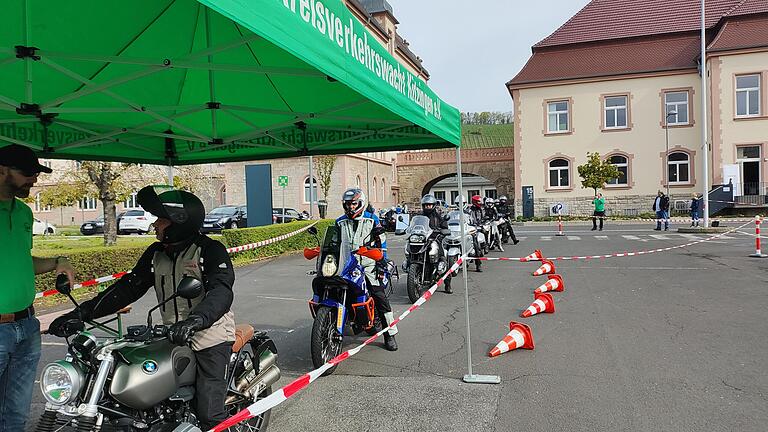 Biker beim Sicherheitstraining der Verkehrswacht.