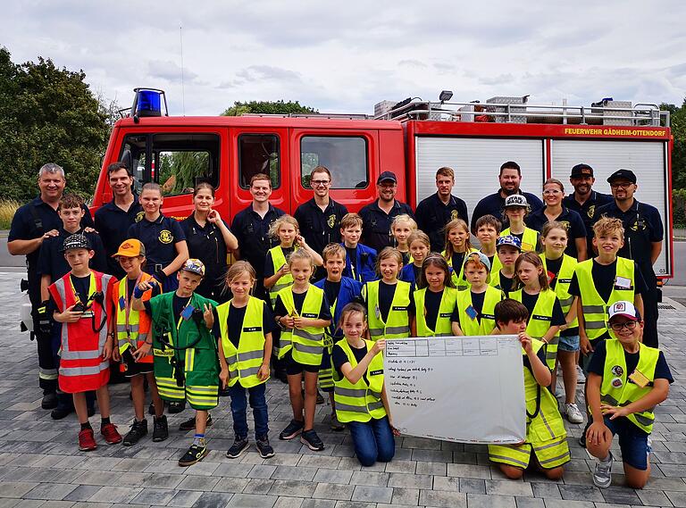 Die 'Löschdrachen' der Kinderfeuerwehr Gädheim-Ottendorf mit ihren Betreuern und Unterstützern aus der aktiven Wehr nach ihrer großen Schauübung beim Tag der offenen Tore im neuen Feuerwehrhaus in Gädheim. Die 'Löschdrachen' der Kinderfeuerwehr Gädheim-Ottendorf mit ihren Betreuern und Unterstützern aus der aktiven Wehr nach ihrer großen Schauübung beim Tag der offenen Tore im neuen Feuerwehrhaus in Gädheim.