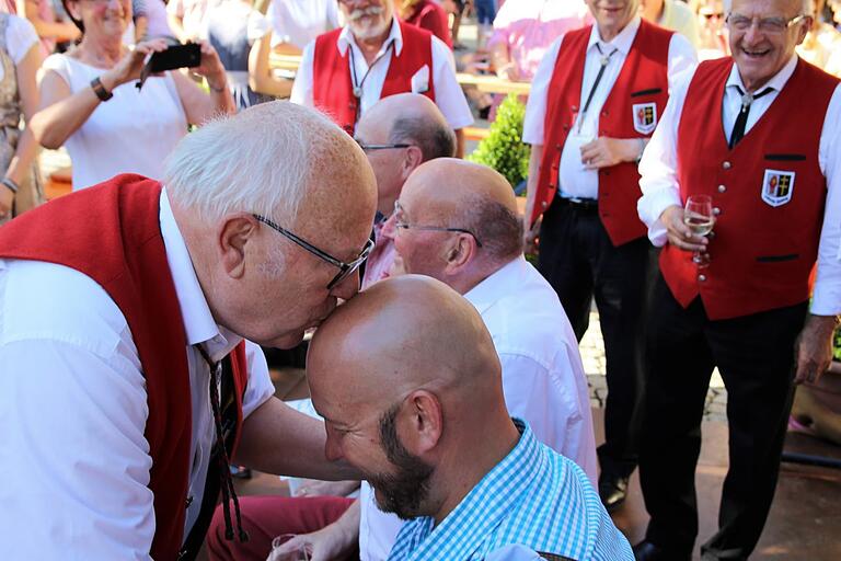 Der obligatorische Glatzenkuss darf bei der Glatzenprämierung - einem launigen Spektakel während des Weinfestes im Dettelbacher Stadtteil Neuses am Berg - nicht fehlen. Der obligatorische Glatzenkuss darf bei der Glatzenprämierung - einem launigen Spektakel während des Weinfestes im Dettelbacher Stadtteil Neuses am Berg - nicht fehlen.
