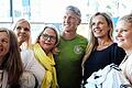 PK der deutschen Fußballnationalmannschaft       -  Diese Chance mussten die Damen nutzen: Gruppenbild mit Bastian Schweinsteiger nach seiner letzten DFB-Pressekonferenz in Düsseldorf. An diesem Mittwoch bestreitet der 32-Jährige in Mönchengladbach gegen Finnland sein letztes Länderspiel.