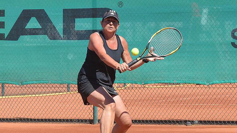 Hatte keine Probleme: Susanne Schmitt gewann ihr Spiel nach zwei Sätzen und steuerte so wichtige Punkte zum Sieg der Dittelbrunner Frauen 40 in der Bezirksliga bei.