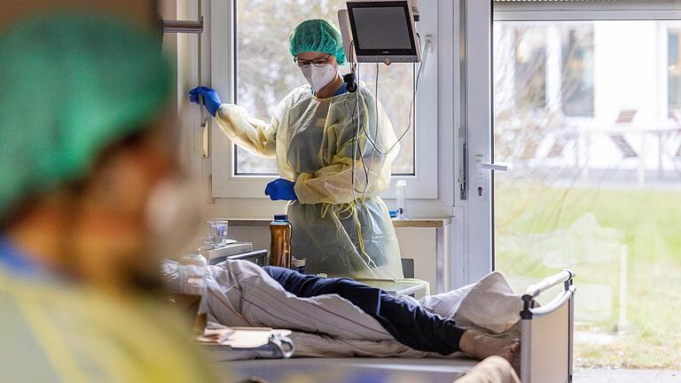 Die Zahl der Corona-Patienten und -Patientinnen in den Kliniken Main-Rhön sinkt weiter. Für das Personal ist die Belastung trotzdem nach wie vor hoch. Die Zahl der Corona-Patienten und -Patientinnen in den Kliniken Main-Rhön sinkt weiter. Für das Personal ist die Belastung trotzdem nach wie vor hoch.