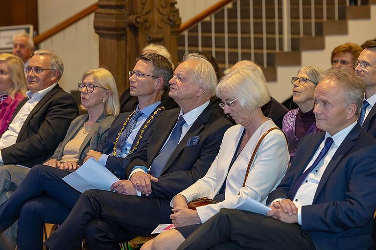 Im Bild (von links) Bezirkspräsident Stefan Funk, Oberbürgermeisterin a.D. Gudrun Grieser, Oberbürgermeister Sebastian Remelé, Dr. Rudolf Kreutner und seine Ehefrau Elfriede Kreutner und Thedel von Wallmoden, der die Laudatio hielt.