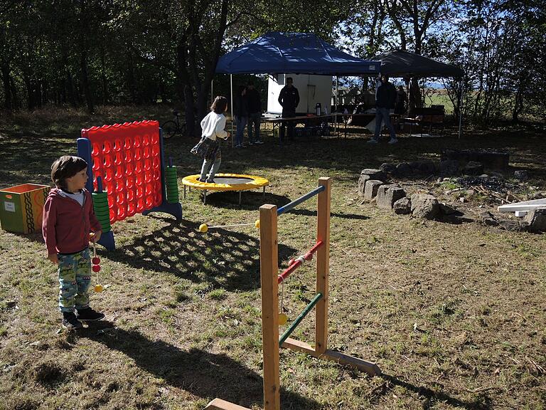 Beim Genusswandertag des Rhönklub-Zweigvereins&nbsp; Mellrichstadt wurden heuer erstmals kleine Spiele am Suhlesturm angeboten.