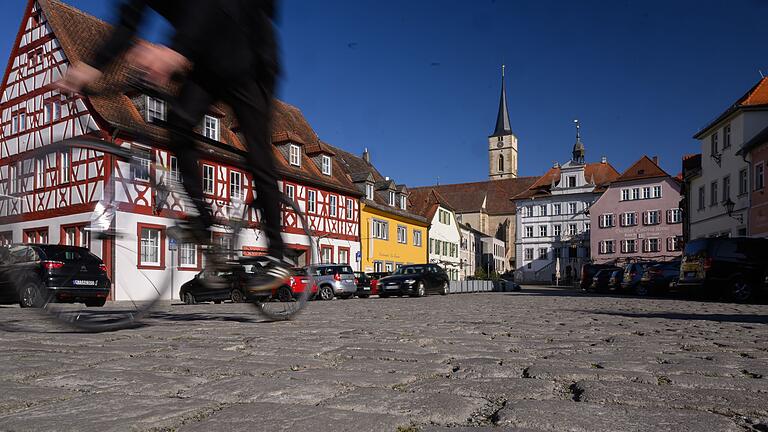 Die Tour beginnt und endet vor malerischem Fachwerk am Marktplatz in Iphofen. Die Tour beginnt und endet vor malerischem Fachwerk am Marktplatz in Iphofen.
