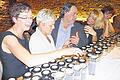 Ingo Holland im Reich der Aromen, links Martina Reiss (Weingut Reiss), daneben Kordula Geier (Weingut Juliusspital).