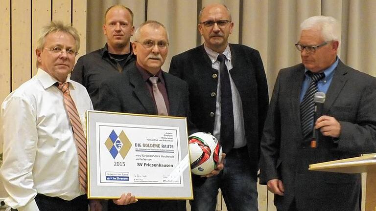Gütesiegel: Mit der &bdquo;Goldene Raute&ldquo; des Bayerischen-Fußball-Verbandes wurde der SV Friesenhausen ausgezeichnet. Im Bild (von links) SV-Vorsitzender Reinhold Mahr, Vize Andreas Hußlein, Vereinsehrenamtsbeauftragter Leo Mahr, BFV-Kreisspielleiter Gottfried Bindrim und BFV-Kreisehrenamtsbeauftragter Edgar Hedrich.FOTO: Ulrich Kind
