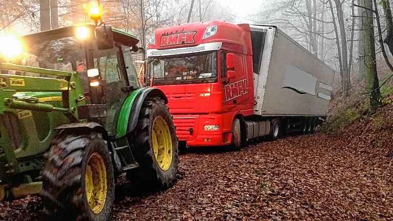 Verirrter Laster bleibt kurz vor der Ruine Stollburg hängen - Immer wieder verirren sich Lasterfahrer auf den Umleitungsstrecken, die wegen der laufenden Bauarbeiten auf der B286 zwischen den Anschlussstellen bei Neuses am Sand oder in Gerolzhofen abgeleitet werden. Der wohl kurioseste Fall ereignete sich jetzt in den frühen Morgenstunden des Mittwochs. Gegen 3 Uhr wurde dem Fahrer eines deutschen Sattelzugs mit Auflieger die Umfahrung Mutzenroth zum Verhängnis. Kommend von Oberschwarzach war er ordnungsgemäß auf den Flurbereinigungsweg abgebogen. Am Ortsausgang bog er jedoch nicht nach links wieder auf die Straße in Richtung Wiebelsberg ab, sondern er fuhr nach rechts zurück in den Ort. An der scharfen Kurve in der Ortsmitte bemerkte der Fahrer, dass er wieder zurückfuhr. Darauf entschied er sich allerdings, nicht umzudrehen, sondern geradeaus in Richtung Klinik am Steigerwald weiterzufahren. Auf dem dortigen Parkplatz hätte der Mann jederzeit wenden können. Doch statt zum Klinik zu fahren, bog er am Waldeingang nach rechts ab und nahm den hoch zur Ruine Stollburg führenden Forstweg durch den Wald. Der Sattelzug befand sich bereits kurz vor der Ruine bei Handthal als dem Fahrer alles nicht mehr geheuer vorkam und er es nicht mehr wagte, weiterzufahren. Bei dem Versuch zurückzustoßen, geriet der unbeladene Sattelzug leicht in den Graben. Aufgrund des glitschigen Untergrunds mit dem vom Regen aufgeweichten Laub war der Fahrer nicht mehr in der Lage, sich selbstständig aus seiner misslichen Situation zu befreien und den festgefahrenen Laster wieder frei zu bekommen. So endete nach Angaben der Polizei in Gerolzhofen nach fast zwei Kilometern die Irrfahrt mitten im dunklen, rutschigen Wald. Erst mit Hilfe eines Traktors gelang es schließlich, den Brummi im Wald wieder für die Weiterfahrt flott zu bekommen. Foto: Polizei Gerolzhofen Verirrter Laster bleibt kurz vor der Ruine Stollburg hängen - Immer wieder verirren sich Lasterfahrer auf den Umleitungsstrecken, die wegen der laufenden Bauarbeiten auf der B286 zwischen den Anschlussstellen bei Neuses am Sand oder in Gerolzhofen abgeleitet werden. Der wohl kurioseste Fall ereignete sich jetzt in den frühen Morgenstunden des Mittwochs. Gegen 3 Uhr wurde dem Fahrer eines deutschen Sattelzugs mit Auflieger die Umfahrung Mutzenroth zum Verhängnis. Kommend von Oberschwarzach war er ordnungsgemäß auf den Flurbereinigungsweg abgebogen. Am Ortsausgang bog er jedoch nicht nach links wieder auf die Straße in Richtung Wiebelsberg ab, sondern er fuhr nach rechts zurück in den Ort. An der scharfen Kurve in der Ortsmitte bemerkte der Fahrer, dass er wieder zurückfuhr. Darauf entschied er sich allerdings, nicht umzudrehen, sondern geradeaus in Richtung Klinik am Steigerwald weiterzufahren. Auf dem dortigen Parkplatz hätte der Mann jederzeit wenden können. Doch statt zum Klinik zu fahren, bog er am Waldeingang nach rechts ab und nahm den hoch zur Ruine Stollburg führenden Forstweg durch den Wald. Der Sattelzug befand sich bereits kurz vor der Ruine bei Handthal als dem Fahrer alles nicht mehr geheuer vorkam und er es nicht mehr wagte, weiterzufahren. Bei dem Versuch zurückzustoßen, geriet der unbeladene Sattelzug leicht in den Graben. Aufgrund des glitschigen Untergrunds mit dem vom Regen aufgeweichten Laub war der Fahrer nicht mehr in der Lage, sich selbstständig aus seiner misslichen Situation zu befreien und den festgefahrenen Laster wieder frei zu bekommen. So endete nach Angaben der Polizei in Gerolzhofen nach fast zwei Kilometern die Irrfahrt mitten im dunklen, rutschigen Wald. Erst mit Hilfe eines Traktors gelang es schließlich, den Brummi im Wald wieder für die Weiterfahrt flott zu bekommen. Foto: Polizei Gerolzhofen