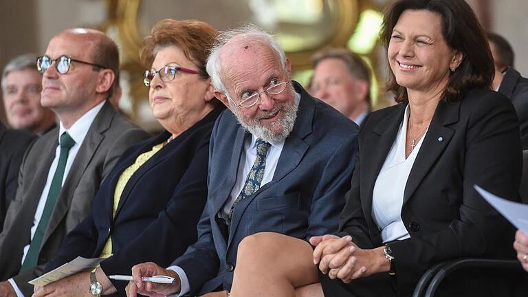 Staatsempfang zum 25-jährigen Bestehen des Bayerische Zentrums für Angewandte Energieforschung: (von rechts) Wirtschaftsministerin Ilse Aigner, Festredner Ernst Ulrich von Weizsäcker, Landtagspräsidentin Barbara Stamm und ZAE-Vorstand Professor Vladimir Dyakonov. Staatsempfang zum 25-jährigen Bestehen des Bayerische Zentrums für Angewandte Energieforschung: (von rechts) Wirtschaftsministerin Ilse Aigner, Festredner Ernst Ulrich von Weizsäcker, Landtagspräsidentin Barbara Stamm und ZAE-Vorstand Professor Vladimir Dyakonov.