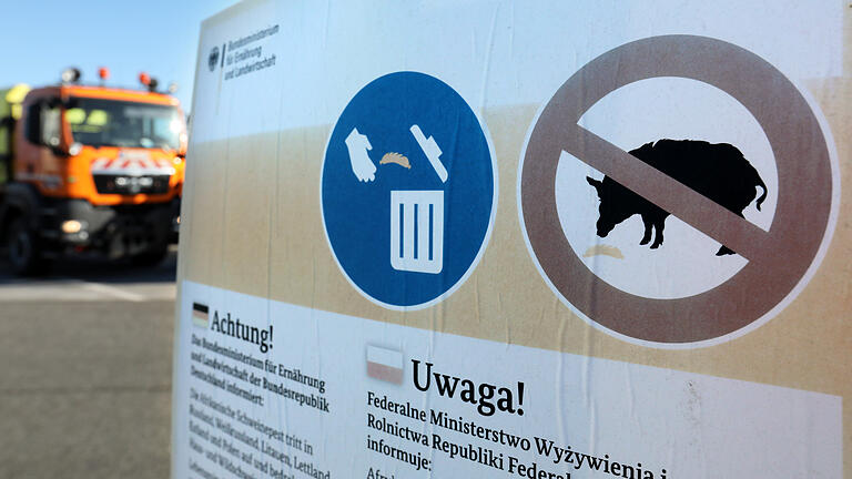 Maßnahmen gegen Afrikanische Schweinepest - ARCHIV - Auf dem Parkplatz Bansower Forst der Autobahn A19 bei Lalendorf (Mecklenburg-Vorpommern) warnen Aushänge des Bundesministeriums für Ernährung und Landwirtschaft am 07.11.2017 vor der Afrikanischen Schweinepest, die auch durch Lebensmittel übertragen werden kann. Maßnahmen gegen Afrikanische Schweinepest - ARCHIV - Auf dem Parkplatz Bansower Forst der Autobahn A19 bei Lalendorf (Mecklenburg-Vorpommern) warnen Aushänge des Bundesministeriums für Ernährung und Landwirtschaft am 07.11.2017 vor der Afrikanischen Schweinepest, die auch durch Lebensmittel übertragen werden kann.