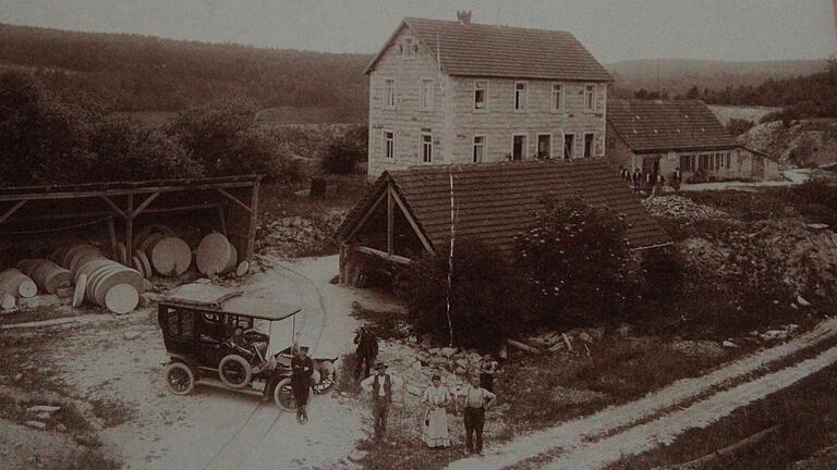 Das Gebäude der Bayerischen Schleifsteinwerke mit dem Nebenhaus ist heute noch im Besitz der Familie Brünner. Das Bild stammt aber aus vergangenen Zeiten - wie am Dienstwagen der Firma Ankenbrand im Vordergrund zu erkennen ist. Das Gebäude der Bayerischen Schleifsteinwerke mit dem Nebenhaus ist heute noch im Besitz der Familie Brünner. Das Bild stammt aber aus vergangenen Zeiten - wie am Dienstwagen der Firma Ankenbrand im Vordergrund zu erkennen ist. 
