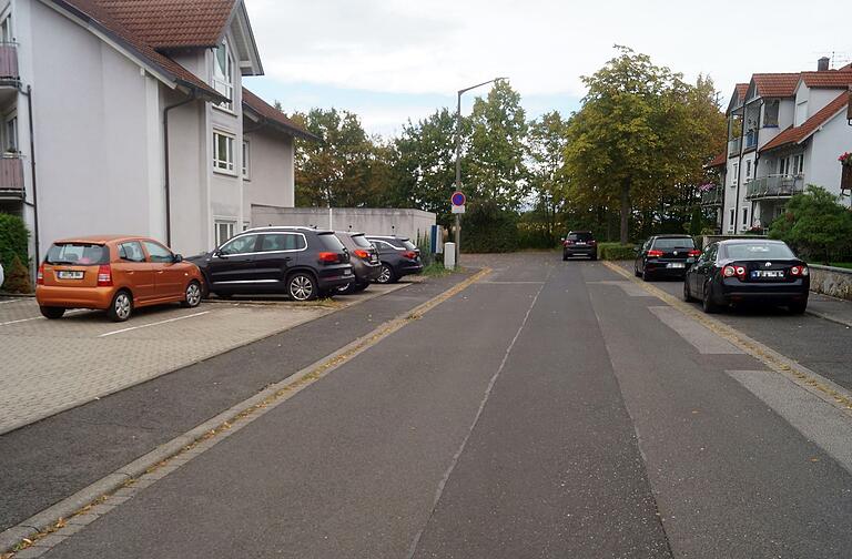 Blick auf die Wilhelm-Hoegner-Straße in Estenfeld, die zur Würzburger Straße hin geöffnet werden soll – gegen den Widerstand der Anwohner. Blick auf die Wilhelm-Hoegner-Straße in Estenfeld, die zur Würzburger Straße hin geöffnet werden soll – gegen den Widerstand der Anwohner.