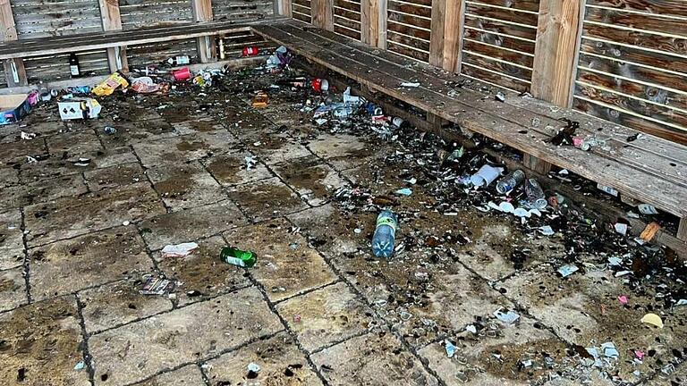 Ein Scherbenmeer überzieht den Boden des Pavillons. Ein Scherbenmeer überzieht den Boden des Pavillons.