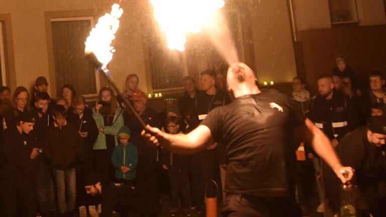 Das Handy wurde gezückt, als der Feuerspucker mit seinen Darbietungen beeindruckte. Das Handy wurde gezückt, als der Feuerspucker mit seinen Darbietungen beeindruckte.
