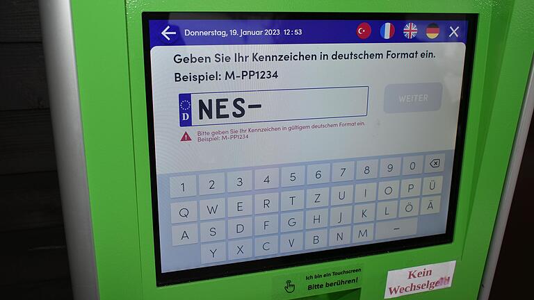 Die Eingabe des Kennzeichens ist elementar am neuen Parkautomaten. Nach den Ortsbuchstaben muss zwingend ein Bindestrich eingegeben werden. Die Eingabe des Kennzeichens ist elementar am neuen Parkautomaten. Nach den Ortsbuchstaben muss zwingend ein Bindestrich eingegeben werden.
