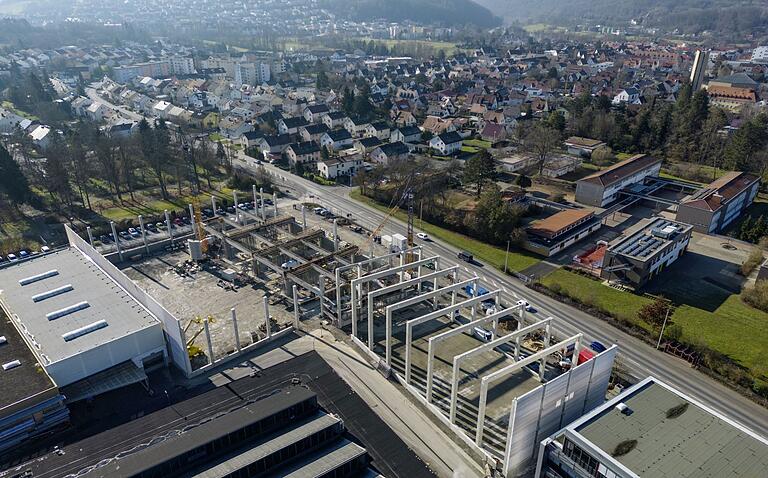 Blick von hinten: Die Warema-Baustelle am Äußeren Ring mit Blick auf die Friedrich-Fleischmann- Grundschule Marktheidenfeld (rechts oben) sowie die angrenzende Siedlung. Blick von hinten: Die Warema-Baustelle am Äußeren Ring mit Blick auf die Friedrich-Fleischmann- Grundschule Marktheidenfeld (rechts oben) sowie die angrenzende Siedlung. 