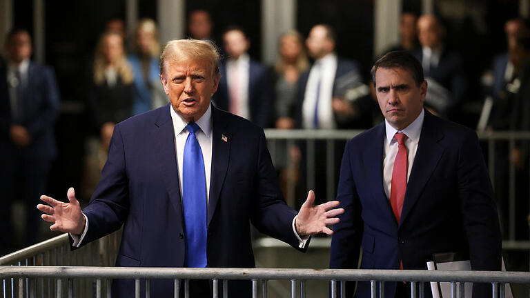 Strafprozess gegen Ex-US-Präsident Trump.jpeg - Donald Trump (links) bei Prozessauftakt am Strafgericht in Manhattan. Ihm wird vorgeworfen, Schweigegeld an eine Pornodarstellerin gezahlt zu haben. Strafprozess gegen Ex-US-Präsident Trump.jpeg - Donald Trump (links) bei Prozessauftakt am Strafgericht in Manhattan. Ihm wird vorgeworfen, Schweigegeld an eine Pornodarstellerin gezahlt zu haben.