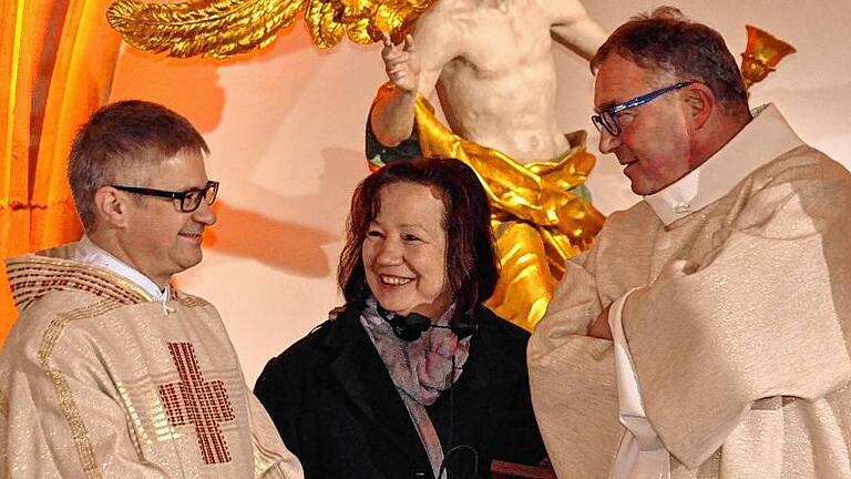 Anspannung gut verborgen: Pfarrer Stephan Eschenbacher (links), Produktionsleiterin Elvira Stolzenberger und Diakon Manfred Griebel, kurz vor Beginn. Anspannung gut verborgen: Pfarrer Stephan Eschenbacher (links), Produktionsleiterin Elvira Stolzenberger und Diakon Manfred Griebel, kurz vor Beginn.