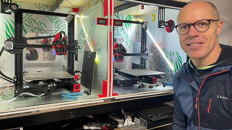 Jan Wittholz an seinem 3-D-Drucker: Hier sind viele Teile seines DeLorean-Nachbaus entstanden. Jan Wittholz an seinem 3-D-Drucker: Hier sind viele Teile seines DeLorean-Nachbaus entstanden. 